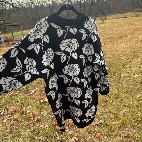 🌹GRAPHIC FLORAL SWEATER!🌹 - Picture 4 of 4